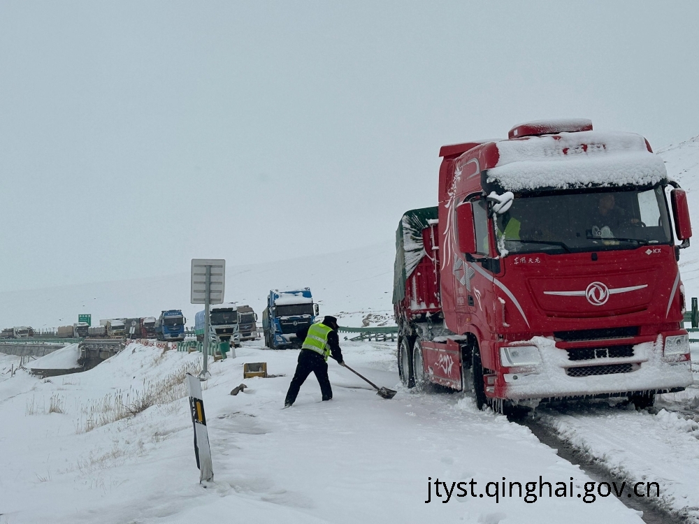 青海公路养管部门全力处置降雪路段保畅通