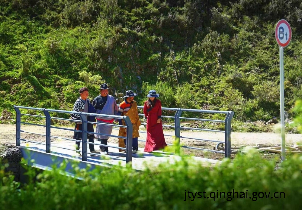 全国两会期间青海代表团就“我家门前那座桥”  回答记者提问