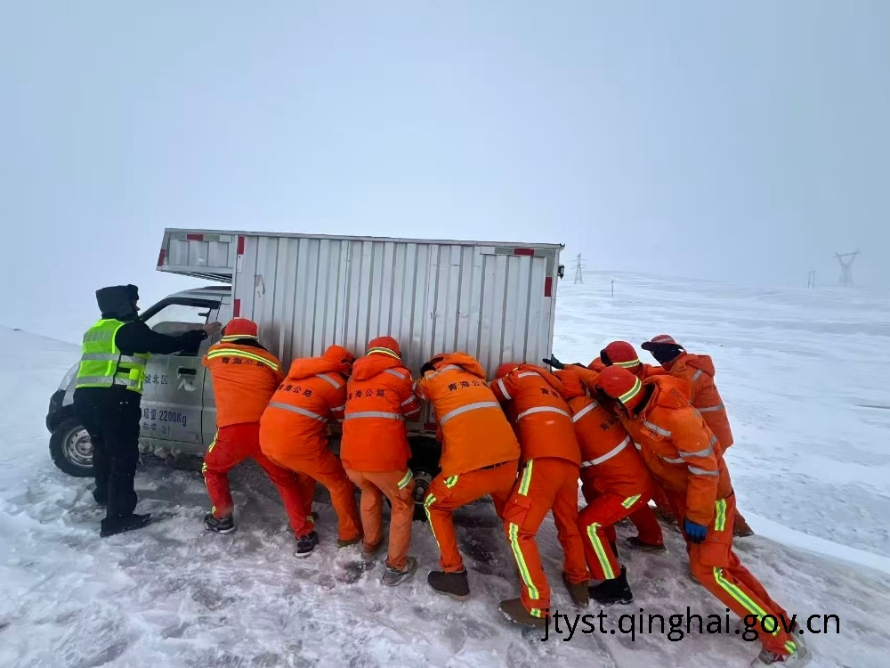 玉树公路总段联合交通执法部门开展清雪除冰作业保障辖区道路...
